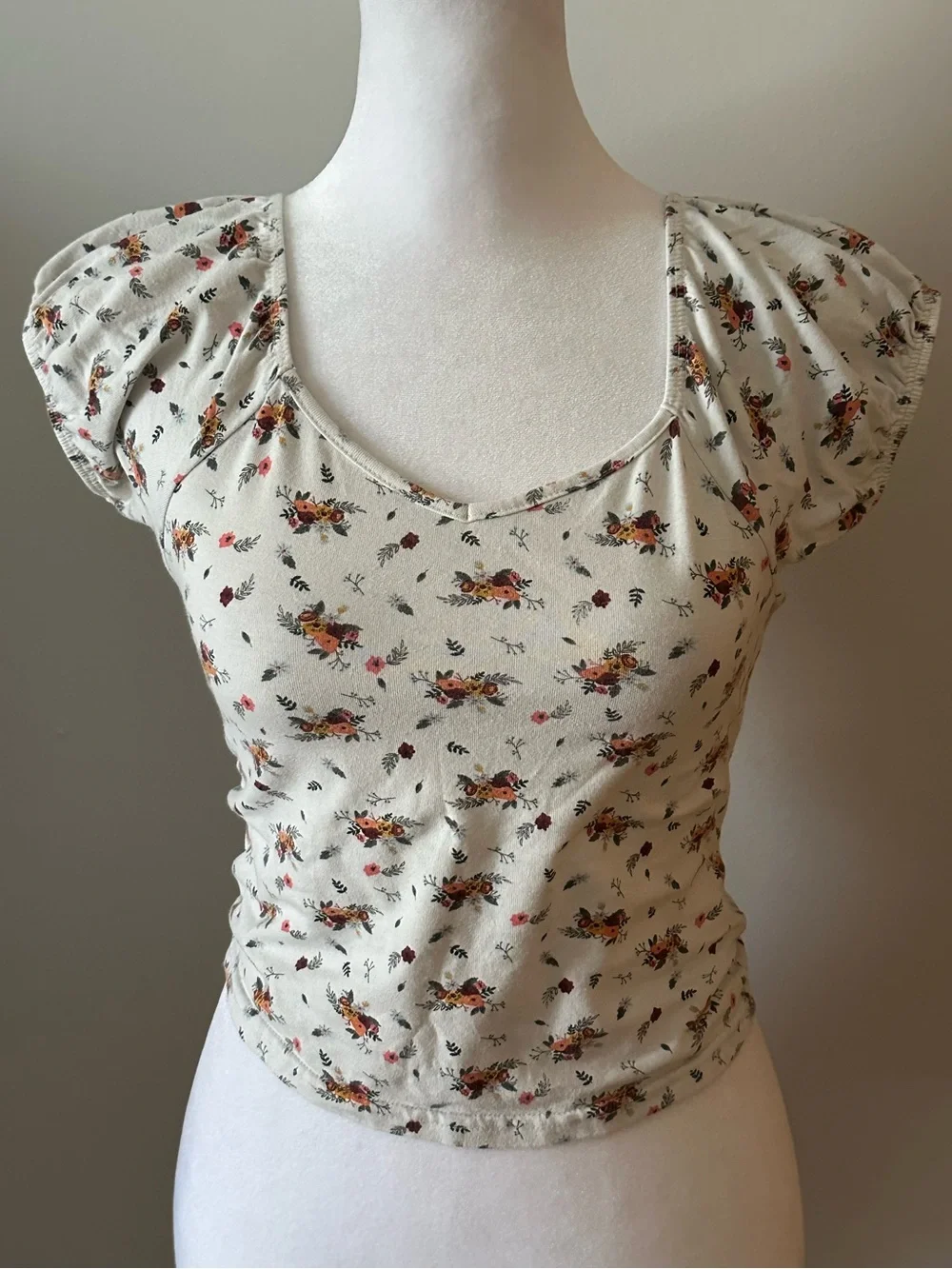 Cuidado Con El Perro Women’s Floral Sleeve Detail Stylish Essential White Top